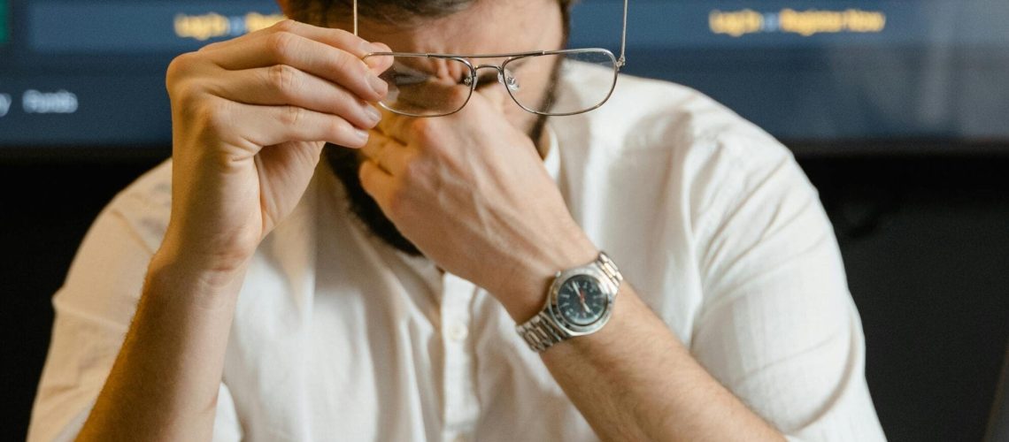 Homme qui doute et frotte ses yeux